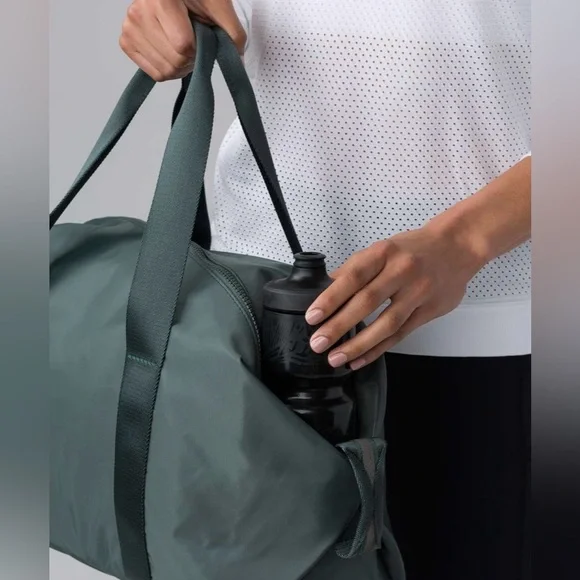 EUC ๐ Lululemon Fast Track Duffel (Heatproof Pocket 19L) Dark Forest - Picture 8 of 16